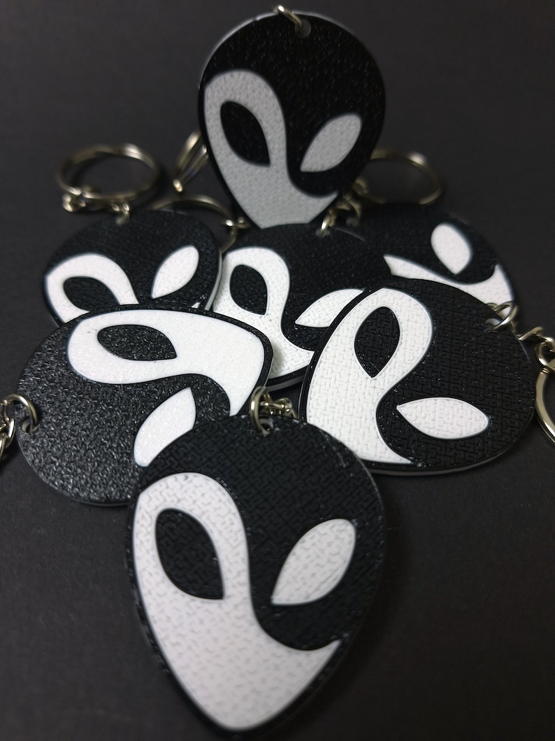 Yin & Yang Alien Face Keychain - 3D Printed Dual-sided Accessory - Cosmic Harmony Symbol - Ideal Gift for Space Enthusiasts - Handcrafted Unique Design