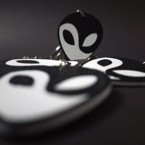 Yin & Yang Alien Face Keychain - 3D Printed Dual-sided Accessory - Cosmic Harmony Symbol - Ideal Gift for Space Enthusiasts - Handcrafted Unique Design