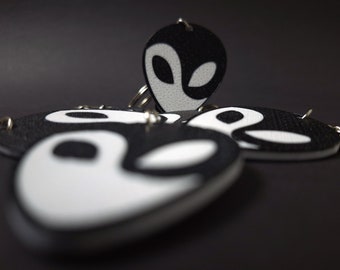 Yin & Yang Alien Face Keychain - Unique 3D Printed Accessory - Balance of Style and Extraterrestrial Vibes - Ideal Space Enthusiast Gift