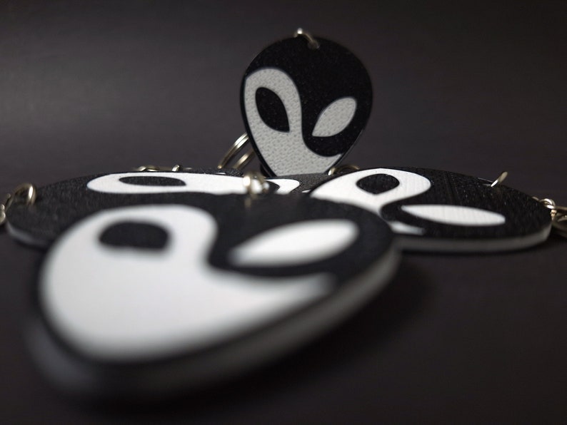 Yin & Yang Alien Face Keychain - 3D Printed Dual-sided Accessory - Cosmic Harmony Symbol - Ideal Gift for Space Enthusiasts - Handcrafted Unique Design