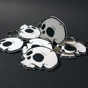 Double-sided 3D printed skull keychain made from durable PET-G material, perfect for gothic fashion lovers. Versatile accessory for both men and women. Add an edgy touch to your style. Nine3D etsy shop with highest quality prints!