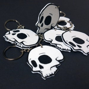 Double-sided 3D printed skull keychain made from durable PET-G material, perfect for gothic fashion lovers. Versatile accessory for both men and women. Add an edgy touch to your style. Nine3D etsy shop with highest quality prints!