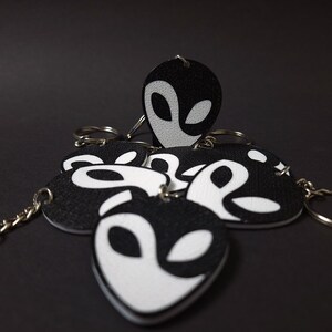 Yin & Yang Alien Face Keychain - 3D Printed Dual-sided Accessory - Cosmic Harmony Symbol - Ideal Gift for Space Enthusiasts - Handcrafted Unique Design