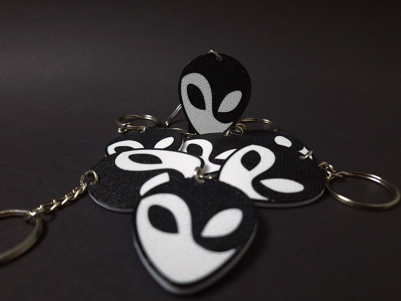 Yin & Yang Alien Face Keychain - 3D Printed Dual-sided Accessory - Cosmic Harmony Symbol - Ideal Gift for Space Enthusiasts - Handcrafted Unique Design