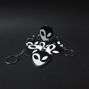 Yin & Yang Alien Face Keychain - 3D Printed Dual-sided Accessory - Cosmic Harmony Symbol - Ideal Gift for Space Enthusiasts - Handcrafted Unique Design