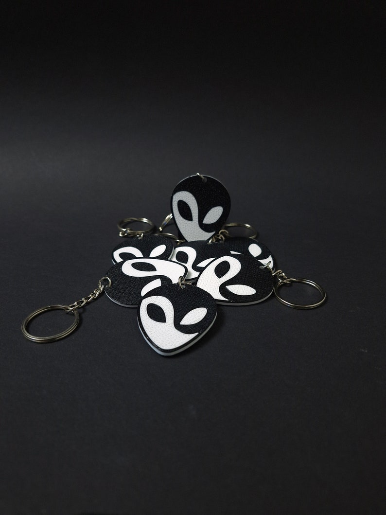 Yin & Yang Alien Face Keychain - 3D Printed Dual-sided Accessory - Cosmic Harmony Symbol - Ideal Gift for Space Enthusiasts - Handcrafted Unique Design