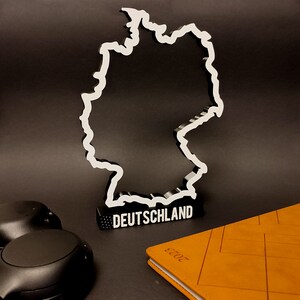 Erkunden Sie unsere 3D-gedruckte Deutschlandkarte-Schreibtischstatue. Stilvolles Design vereint mit Funktionalität. Ideales Geschenk für Heimatliebhaber. Jetzt erhältlich! #Deutschland #Schreibtischdeko Nine3D