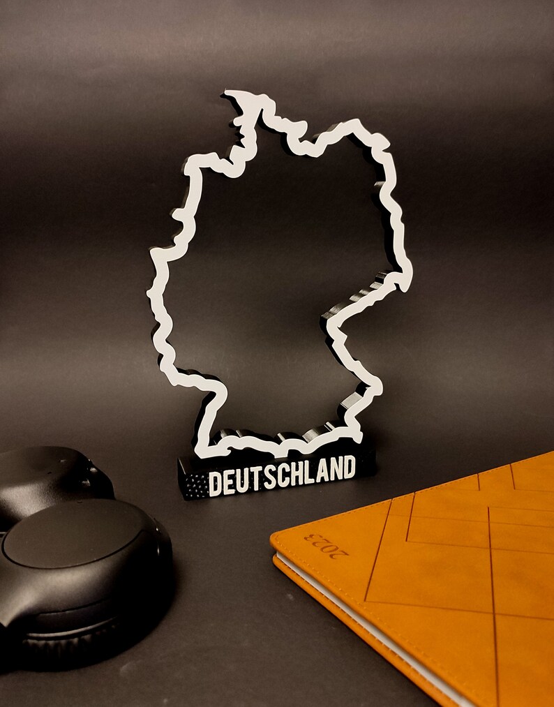 Erkunden Sie unsere 3D-gedruckte Deutschlandkarte-Schreibtischstatue. Stilvolles Design vereint mit Funktionalität. Ideales Geschenk für Heimatliebhaber. Jetzt erhältlich! #Deutschland #Schreibtischdeko Nine3D