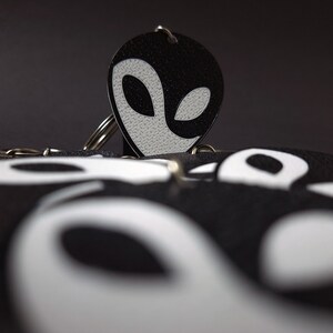 Yin & Yang Alien Face Keychain - 3D Printed Dual-sided Accessory - Cosmic Harmony Symbol - Ideal Gift for Space Enthusiasts - Handcrafted Unique Design