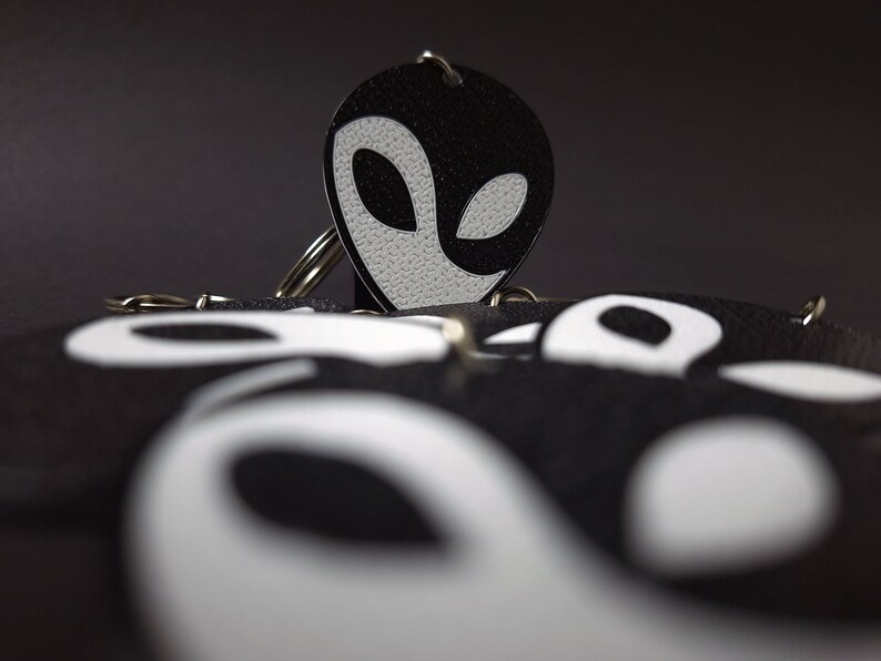 Yin & Yang Alien Face Keychain - 3D Printed Dual-sided Accessory - Cosmic Harmony Symbol - Ideal Gift for Space Enthusiasts - Handcrafted Unique Design