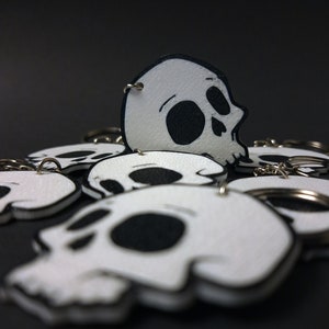 Double-sided 3D printed skull keychain made from durable PET-G material, perfect for gothic fashion lovers. Versatile accessory for both men and women. Add an edgy touch to your style. Nine3D etsy shop with highest quality prints!