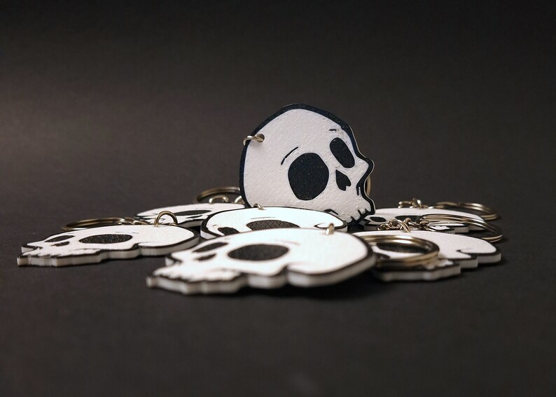 Double-sided 3D printed skull keychain made from durable PET-G material, perfect for gothic fashion lovers. Versatile accessory for both men and women. Add an edgy touch to your style. Nine3D etsy shop with highest quality prints!