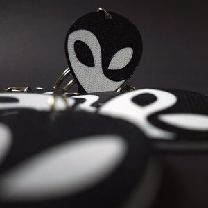 Yin & Yang Alien Face Keychain - 3D Printed Dual-sided Accessory - Cosmic Harmony Symbol - Ideal Gift for Space Enthusiasts - Handcrafted Unique Design