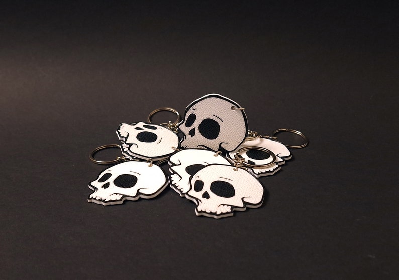 Double-sided 3D printed skull keychain made from durable PET-G material, perfect for gothic fashion lovers. Versatile accessory for both men and women. Add an edgy touch to your style. Nine3D etsy shop with highest quality prints!