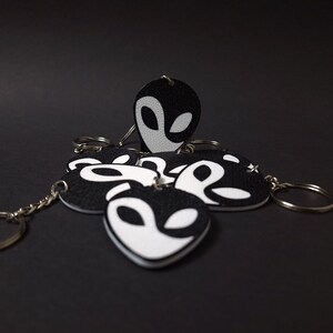 Yin & Yang Alien Face Keychain - 3D Printed Dual-sided Accessory - Cosmic Harmony Symbol - Ideal Gift for Space Enthusiasts - Handcrafted Unique Design