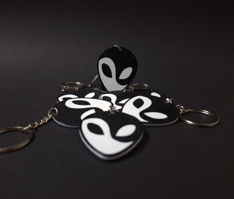 Yin & Yang Alien Face Keychain - 3D Printed Dual-sided Accessory - Cosmic Harmony Symbol - Ideal Gift for Space Enthusiasts - Handcrafted Unique Design