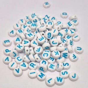 Cuentas con letras, blancas y azules, cuentas redondas, 100 cuentas, cuentas con el alfabeto, material para manualidades, cuentas para llaveros, abalorios