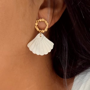 White pearly shell earrings, fancy gold-colored dangling earrings, stainless steel, summer jewelry