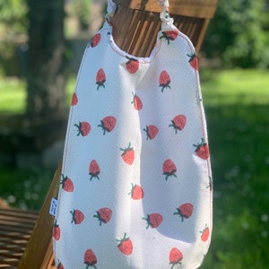 bavoir élastique, serviette elastique enfant, serviette maternelle, serviette des grands Fraises 🍓