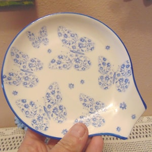 Brand new never been used ceramic spoon rest with blue and white butterfly pattern made by Prima Design