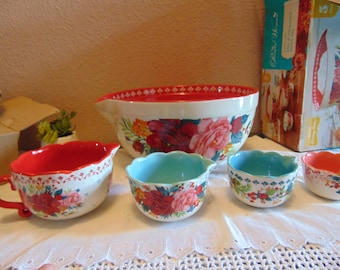 Beautiful Preowned Never Used Pioneer Woman Stoneware Holiday Edition Cheerful Rose Mix and Measure Bowl Set.