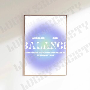 Op de afbeelding: Een ingelijste print met een witte achtergrond en een zachte blauw-paarse gradiënt. De tekst luidt "ANGEL NO. 888 BALANCE" met de zin "EVERYTHING IS FALLING INTO PLACE AS IT'S MEANT TO BE" eronder. De print hangt aan een witte muur.