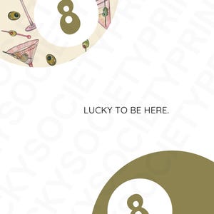 8-Ball Art Print „Szczęście być tutaj” – oliwkowo-zielony wzór inspirowany martini, nowoczesna sztuka ścienna