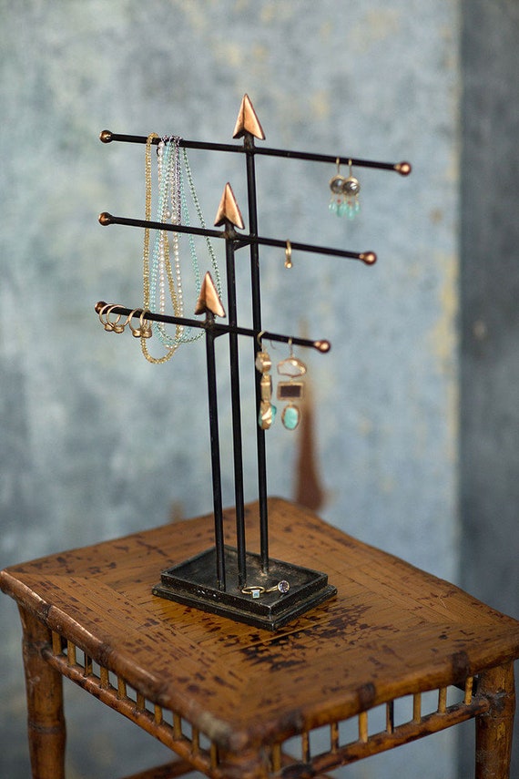 Arrow jewelry shop holder