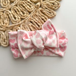 Pink leopard print headwrap, pink leopard ribbed baby headband, Valentine’s Day headwrap, tie on baby headbands, toddler headwrap