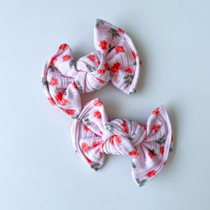 Rosa Frühlingsblumen geknotete Zopfbögen, Schweinchensets, Mama und ich passend, Minibögen, Kleinkind-Haarclips, Baby-Zopfclips