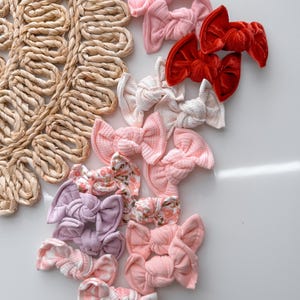 Valentinstag geknüpfte Zopfbögen, rosa geknüpfte Zopfbögen, lila Zopfbögen, rote Samt-Zopfbögen, Zopfbogenclip für Kleinkinder