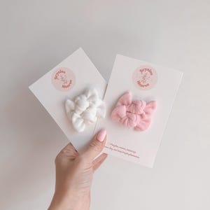 SEHR MINI geknotete Zopfschleife, Baby-Haarschleifen, Mini-Haarschleifen, Schleifen für Babys, winzige Haarschleifen, rosa Haarschleifen, weiße Schleife