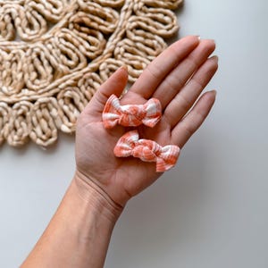 Mini-nœuds en queue de cochon en vichy corail. noeuds en queue de cochon pour bébé fille, noeuds en queue de cochon pour tout-petits, mini pinces à cheveux