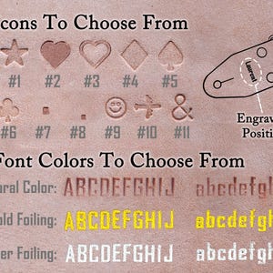 Puede incluir: Primer plano de una superficie de cuero marr&oacute;n claro con opciones de grabado. La imagen muestra varios iconos, incluyendo una estrella, un coraz&oacute;n y una pica, junto con opciones de color de fuente en natural, dorado y plateado. El texto dice "Iconos para elegir" y "Colores de fuente para elegir".