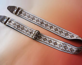 Personalized Embroidered Guitar Strap, Genuine Leather Tips with Name, Guitar Strap for Performance, Instrument Accessories, Guitarist Gift