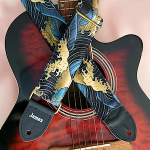 Correa de guitarra de La Gran Ola, correa de guitarra personalizada con nombre, correa de guitarra personalizada, regalo para guitarristas, regalo de cumpleaños, correa de arte japonés imagen 2