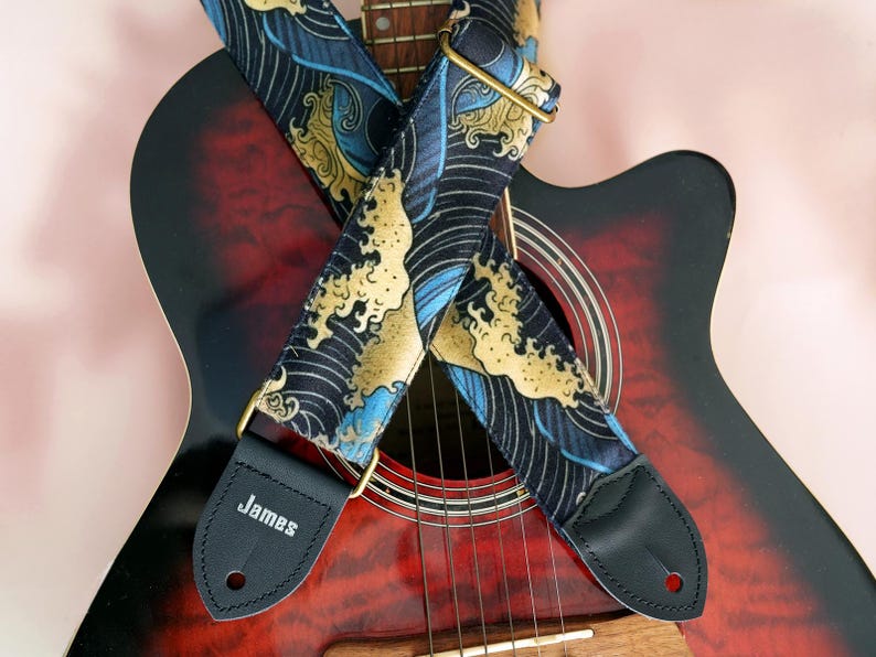 Correa de guitarra de La Gran Ola, correa de guitarra personalizada con nombre, correa de guitarra personalizada, regalo para guitarristas, regalo de cumpleaños, correa de arte japonés imagen 2
