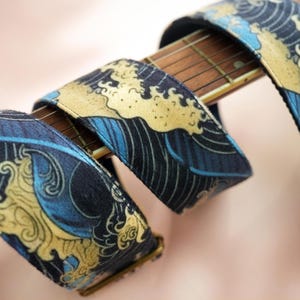 Correa de guitarra de La Gran Ola, correa de guitarra personalizada con nombre, correa de guitarra personalizada, regalo para guitarristas, regalo de cumpleaños, correa de arte japonés imagen 6