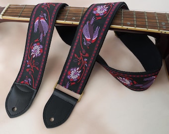 Lila Vogel & Blumen gestickte Gitarrengurt mit schwarzer Basis, kundenspezifische echte Lederspitzen mit Name, einstellbare Länge, Geschenk für Musiker