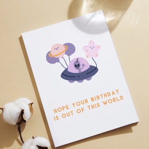 Tarjeta de cumpleaños alienígena - Lindo tema imprimible del espacio exterior con ovnis y globos