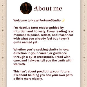 Puede incluir: Una tarjeta informativa rectangular blanca con un borde decorativo que presenta s&iacute;mbolos celestiales. El texto dice About me, Welcome to HazelFortuneStudio, y ofrece una descripci&oacute;n de servicios de tarot centrados en la intuici&oacute;n.