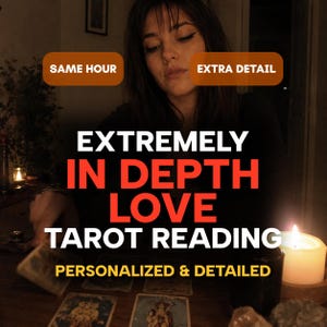 Peut inclure: Une publicit&eacute; pour un service de lecture de tarot avec le texte SAME HOUR, EXTRA DETAIL, EXTREMELY IN DEPTH LOVE TAROT READING et PERSONALIZED & DETAILED. L'image montre une personne effectuant un tirage de cartes avec des bougies allum&eacute;es.