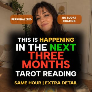Puede incluir: Un gr&aacute;fico digital con una persona de cabello oscuro y el texto: PERSONALIZED, NO SUGAR COATING, THIS IS HAPPENING IN THE NEXT THREE MONTHS TAROT READING, SAME HOUR | EXTRA DETAIL. Se observan cartas de tarot sobre una superficie de madera.