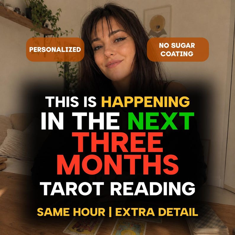Puede incluir: Un gr&aacute;fico digital con una persona de cabello oscuro y el texto: PERSONALIZED, NO SUGAR COATING, THIS IS HAPPENING IN THE NEXT THREE MONTHS TAROT READING, SAME HOUR | EXTRA DETAIL. Se observan cartas de tarot sobre una superficie de madera.