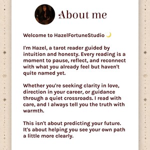 Op de afbeelding: Een rechthoekige witte informatiekaart met een decoratieve rand met hemelse symbolen. De tekst luidt About me, Welcome to HazelFortuneStudio, en geeft een beschrijving van tarot-leesdiensten gericht op intu&iuml;tie en helderheid.
