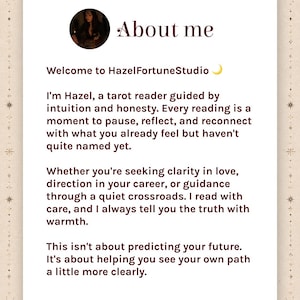 Pu&ograve; includere: Una scheda informativa rettangolare bianca con un bordo decorativo caratterizzato da simboli celesti. Il testo recita About me, Welcome to HazelFortuneStudio, e fornisce una descrizione dei servizi di lettura dei tarocchi.