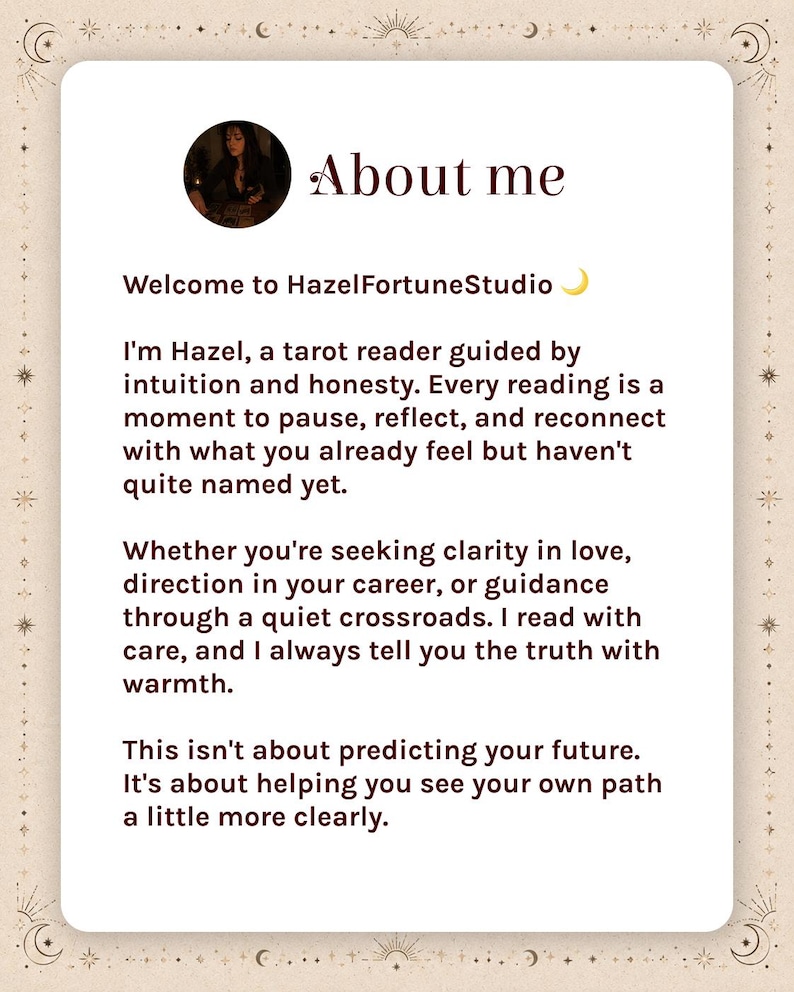 Pu&ograve; includere: Una scheda informativa rettangolare bianca con un bordo decorativo caratterizzato da simboli celesti. Il testo recita About me, Welcome to HazelFortuneStudio, e fornisce una descrizione dei servizi di lettura dei tarocchi.