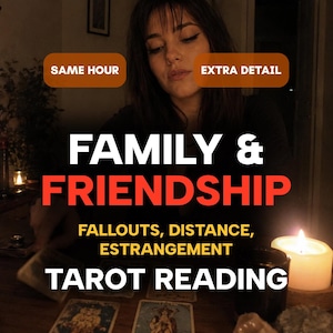 Pu&ograve; includere: Un annuncio per un servizio di lettura dei tarocchi con il testo SAME HOUR, EXTRA DETAIL, FAMILY & FRIENDSHIP, FALLOUTS, DISTANCE, ESTRANGEMENT e TAROT READING. L'immagine mostra una persona dai capelli scuri seduta a un tavolo con candele.
