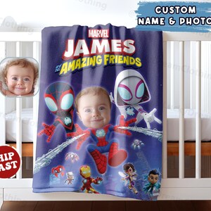 Puede incluir: Una manta personalizada con tem&aacute;tica de Marvel con el texto "JAMES and his AMAZING FRIENDS" y una foto de un ni&ntilde;o. La manta presenta personajes de Spider-Man en un dise&ntilde;o colorido, ideal para la habitaci&oacute;n de un ni&ntilde;o. La manta est&aacute; sobre una cuna blanca.