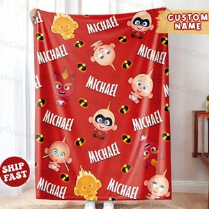 Può includere: Una coperta rossa con un motivo ripetuto di personaggi di cartoni animati per bambini e il nome "MICHAEL" in bianco. È visibile anche il logo de Gli Incredibili. Le parole "CUSTOM NAME" sono visualizzate sulla coperta.